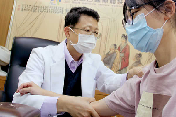 台中大甲仁恩堂中医诊所医师诊治照片